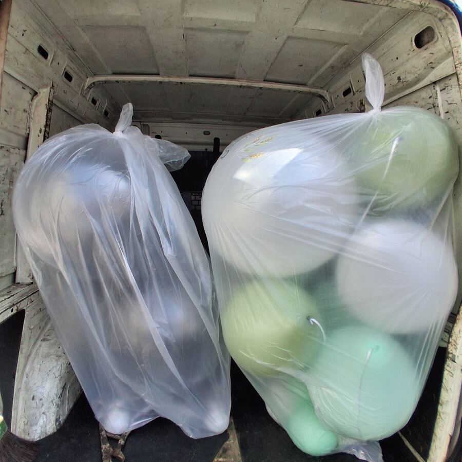 Balões embalados transportados com cuidado na van