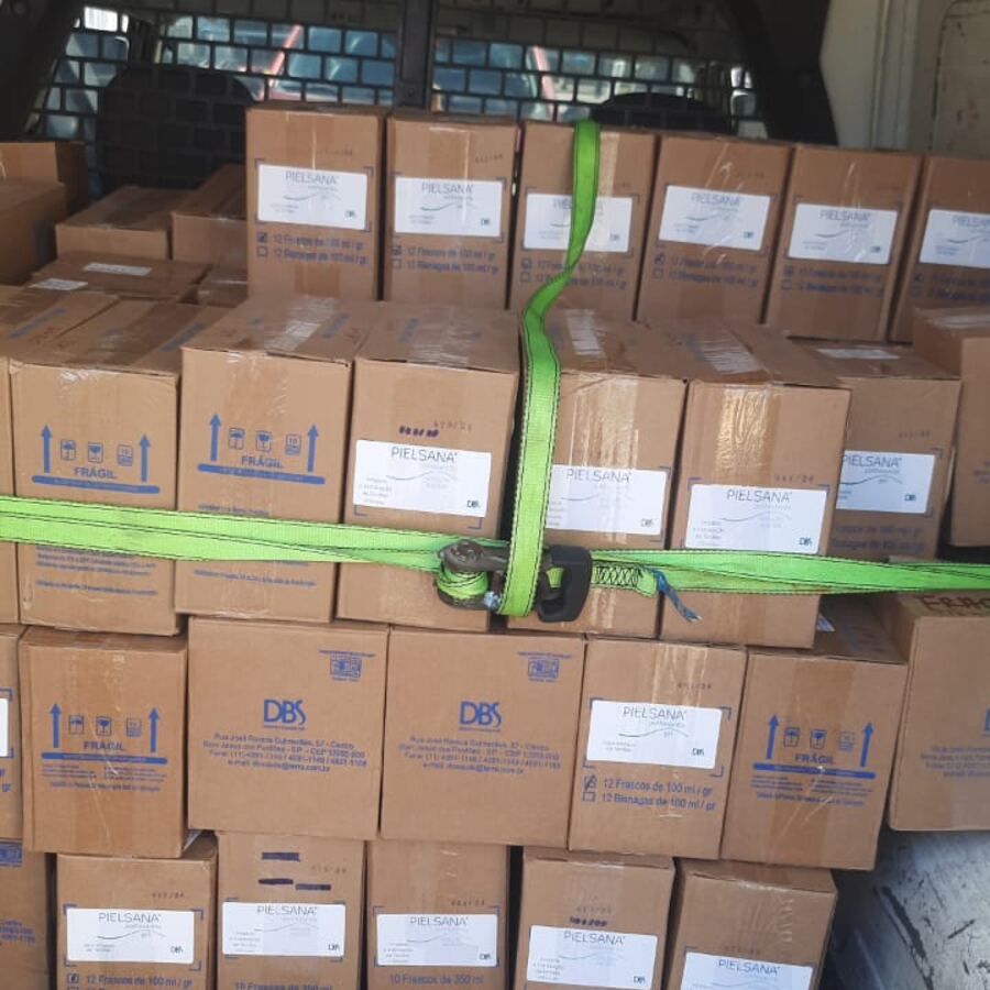 Caixas frágeis cintadas dentro da van de entrega